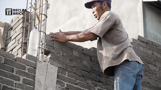 pemasangan batu bata hitam premium reclea brick