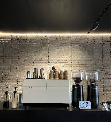 cafe nakama brew di jalan guru patimpus meadan yang menggunakan batu bata hitam premium