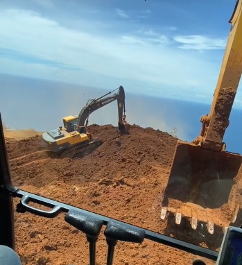 excavator yang digunakan untuk tambang