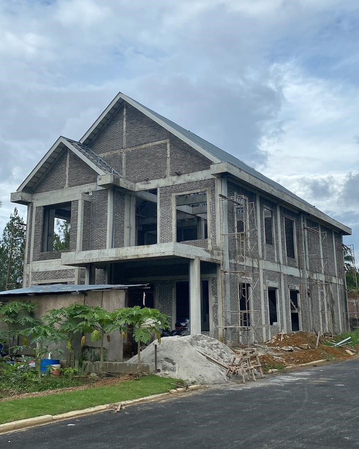rumah dengan batu bata hitam