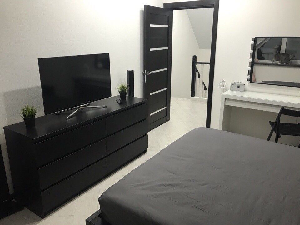 warna ruangan kombinasi gelap hitam